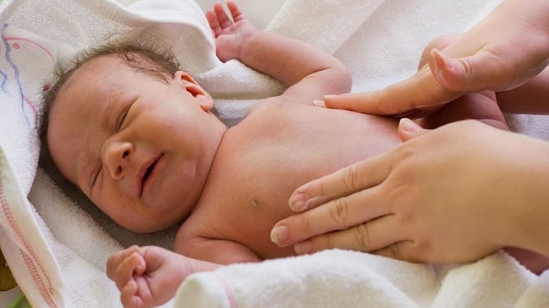 How to treat colic in newborns and why they start at night