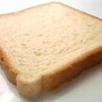 Ломтик белого хлеба