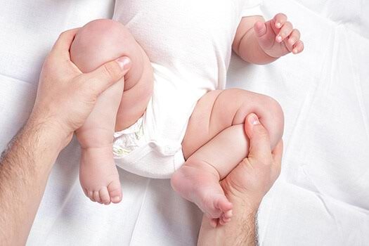 подтягивание ног младенцу при запоре