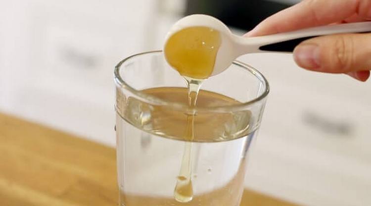 После курса хвойного чая рекомендуется также пить натощак воду с добавлением меда.