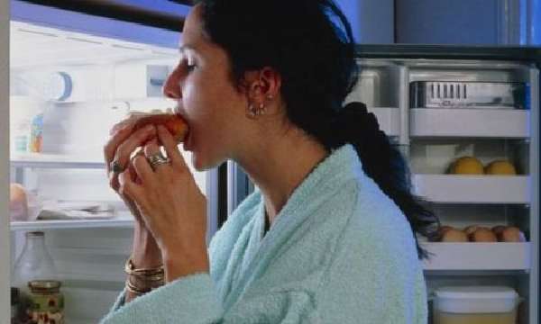 Женщина кушает